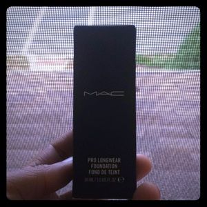 MAC Cosmetics Pro Longwear Foundation NC45